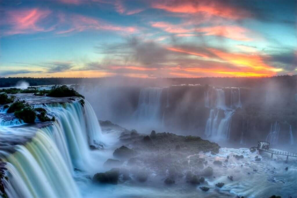 Pôr do sol nas cachoeiras de Foz do Iguaçu