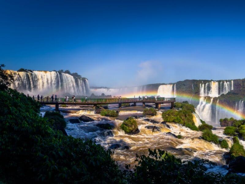 Cachoeira de Foz do Iguaçu com um arco-íris