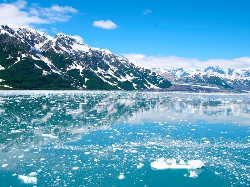 lagos congelados e montanhas nevadas do Alasca