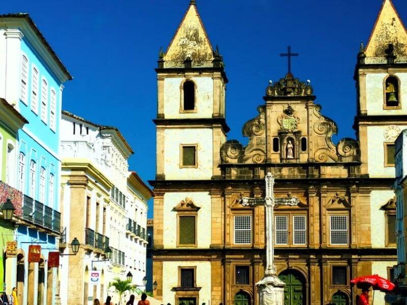 vista da igreja de concreto marrom e branco no centro histórico de Salvador