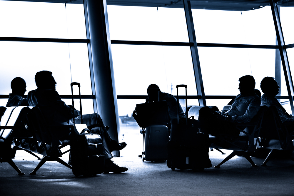 Turistas esperam frustados por voos atrasados em aeroporto