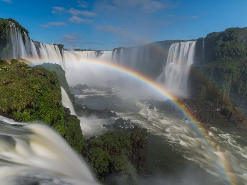 Cachoeira de Foz do Iguaçu com um arco-íris