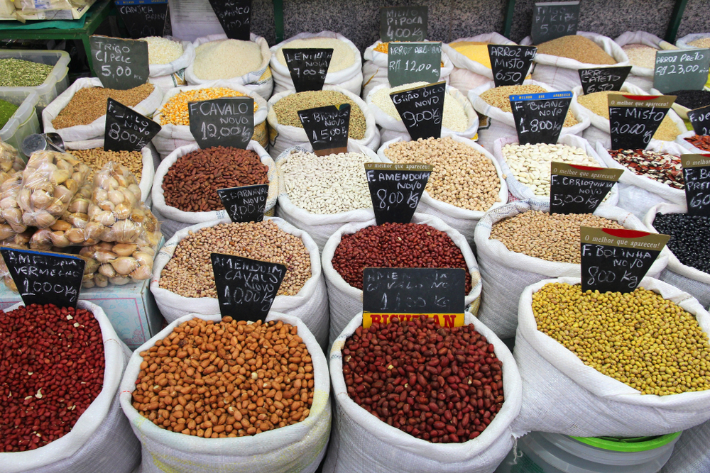 Sacos de grãos á venda no Mercado Municipal de Curitiba