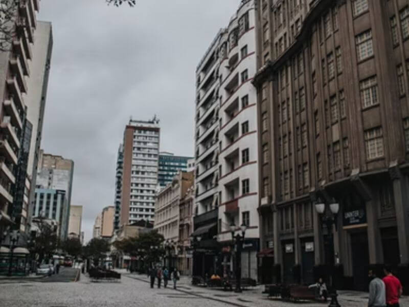 prédios em ruas de Curitiba, mostrando onde ficar na capital paranaense