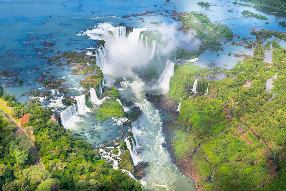 Vista de cima da queda da cachoeira de Foz do Iguaçu