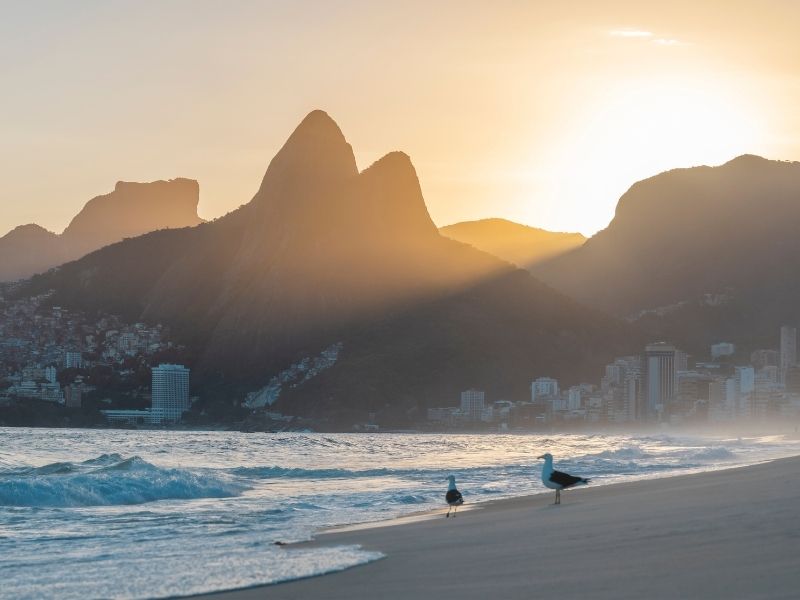 fim de tarde visto da praia e montanhas no Rio de Janeiro