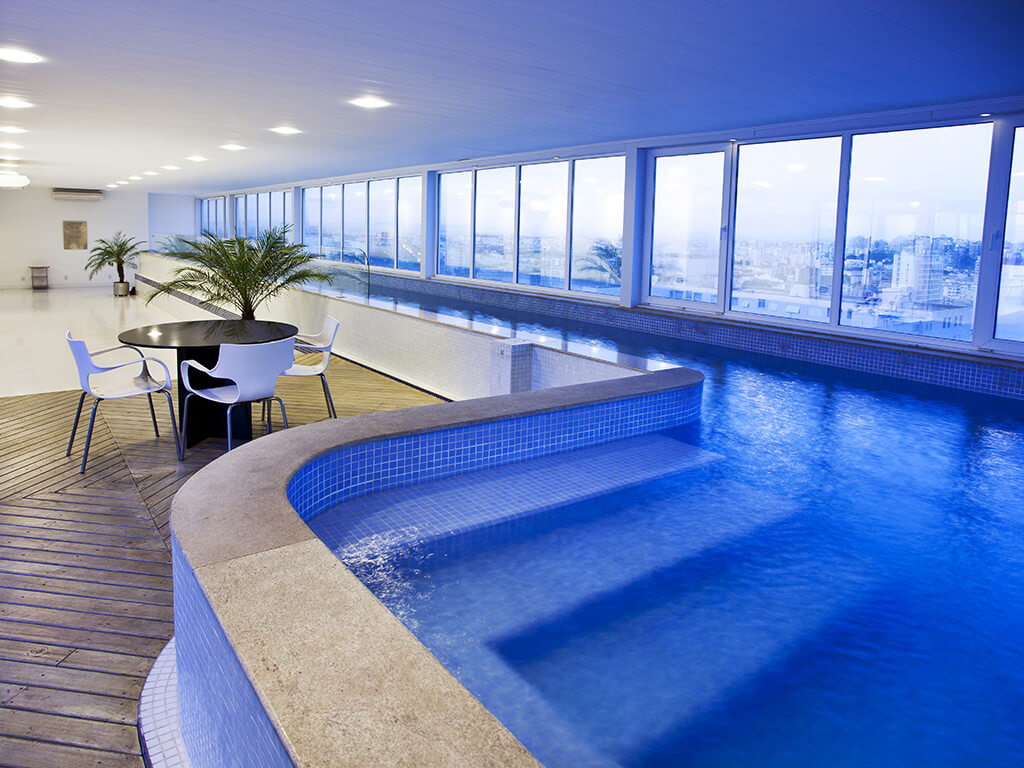 piscina interna no Plaza Hotel em Porto Alegre