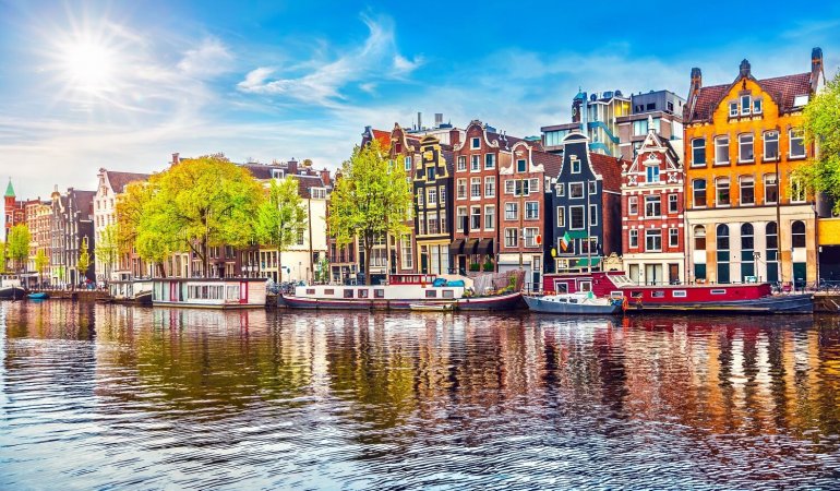 Featured image of post Imagens Da Holanda : Utrecht é uma cidade com uma história extremamente rica, como o provam os seus inúmeros edifícios seculares, e que se assemelha bastante a amesterdão, com canais que atravessam a cidade.