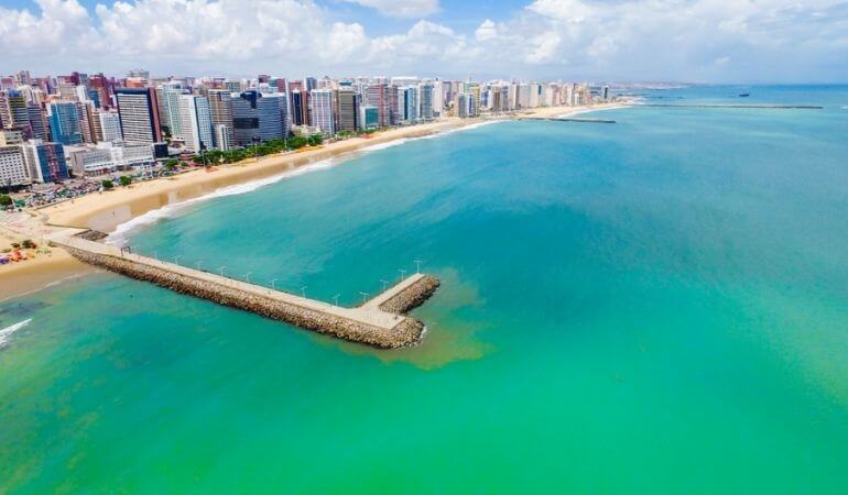 Vista aérea da praia em Fortaleza