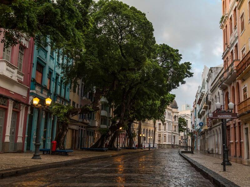 ruas do Recife Antigo em um dia chuvoso