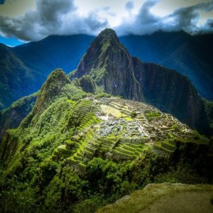 imagem de montanhas e restos de construtos incas em machu picchu