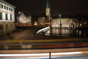 imagem da cidade de zurique durante a noite