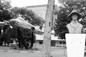 imagem da praça do avião com modelo de avião e estátua de aviador em preto e branco