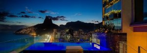 vista de apartamento no Rio de Janeiro durante o crepúsculo sendo possível observar o Pão de Açúcar e o Cristo Redentor ao fundo