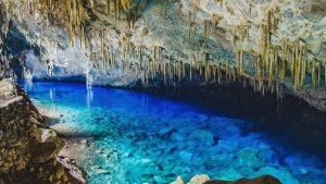 imagem de gruta com água azul em bonito