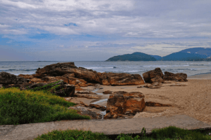 Imagem das pedras da praia de pernambuco