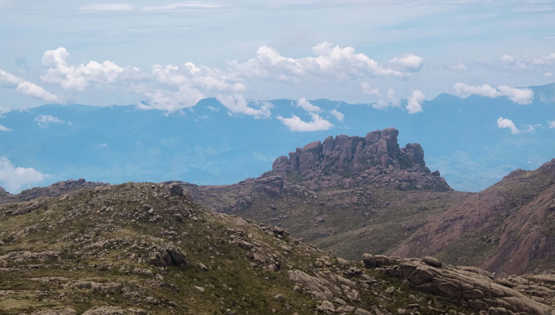 Imagem mostra uma das trilhas rochosas do Parque Nacional do Itatiaia