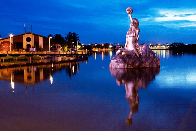 estátua de iracema em lago messejana
