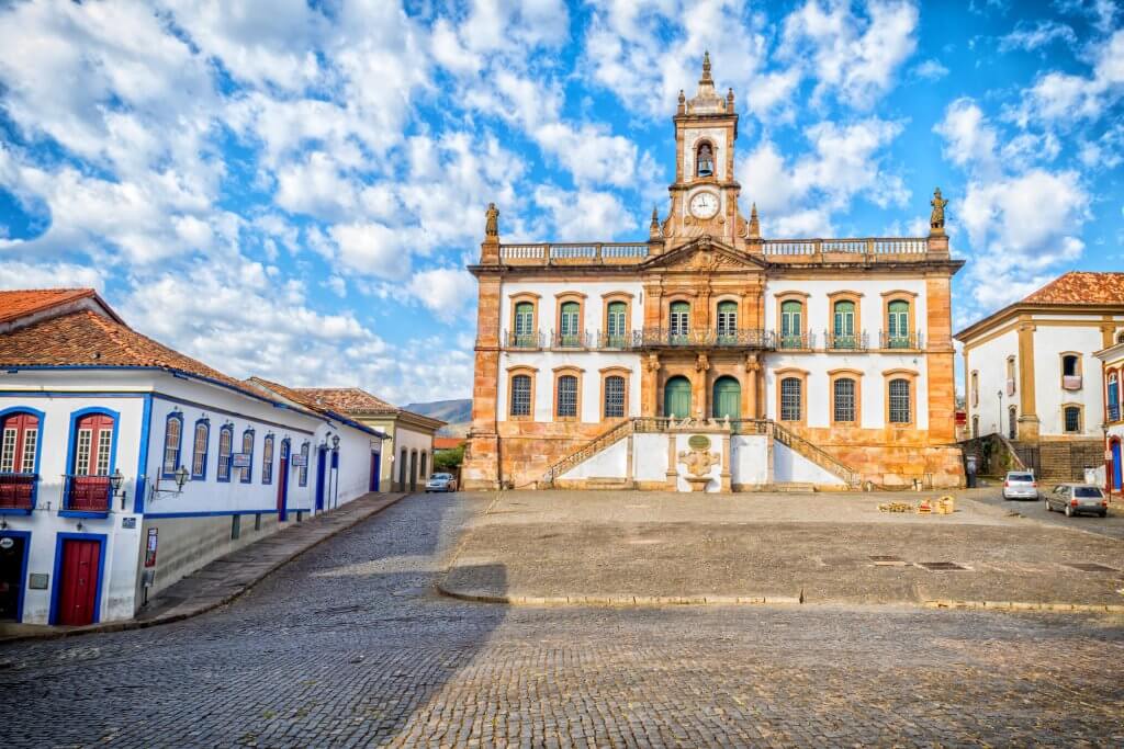 Imagem da praça central de Ouro Preto