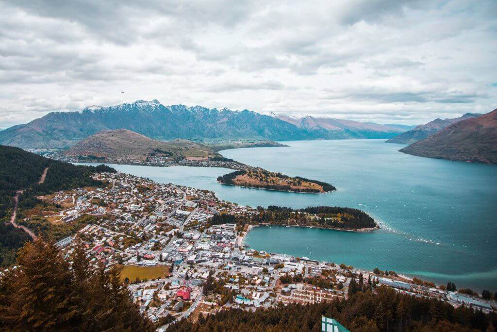 Imagem panorâmica de uma cidade litorânea na Nova Zelândia
