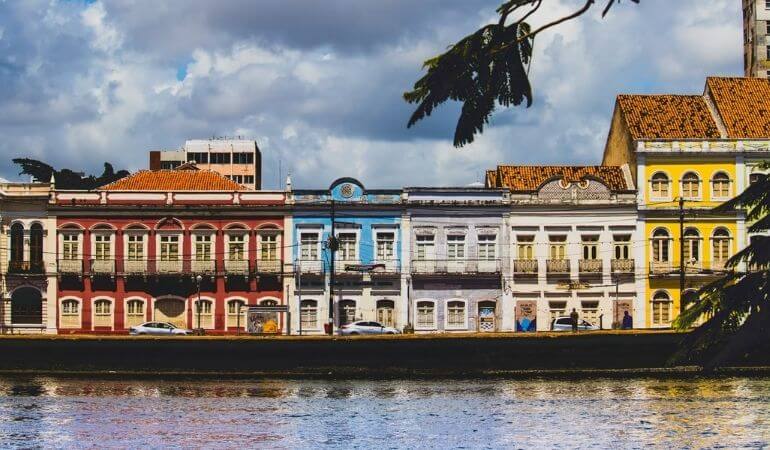 imagem mostra várias casas, coloridas, na Rua Aurora, em Recife, às margens do Rio Capibaribe