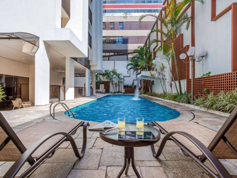Área externa com piscina do Hotel La Residence em São Paulo SP