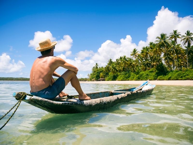 homem em canoa em Boipeba