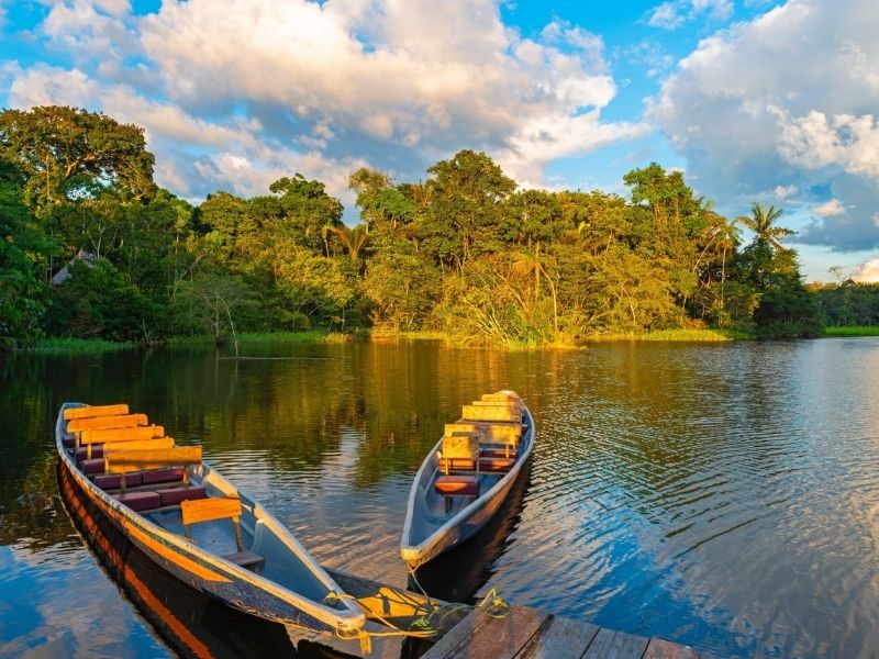 Duas canoas no rio na Amazônia