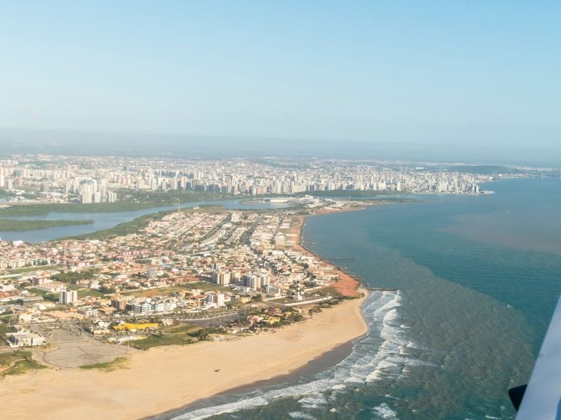 vista aérea da cidade de Aracaju e do mar