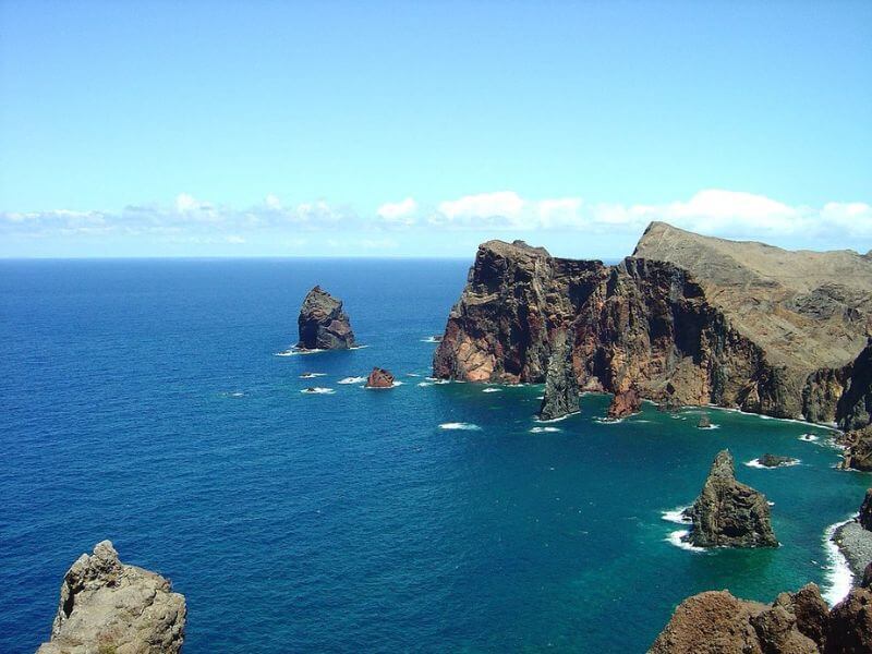 Vista das águas e pedras da encosta da Ilha da Madeira em Portugal, na Ponta de São Lourenço