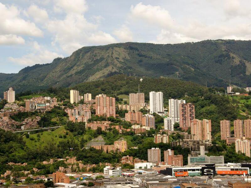 Vista de Medellin, na Colômbia. com as construções mescladas com a montanha e natureza