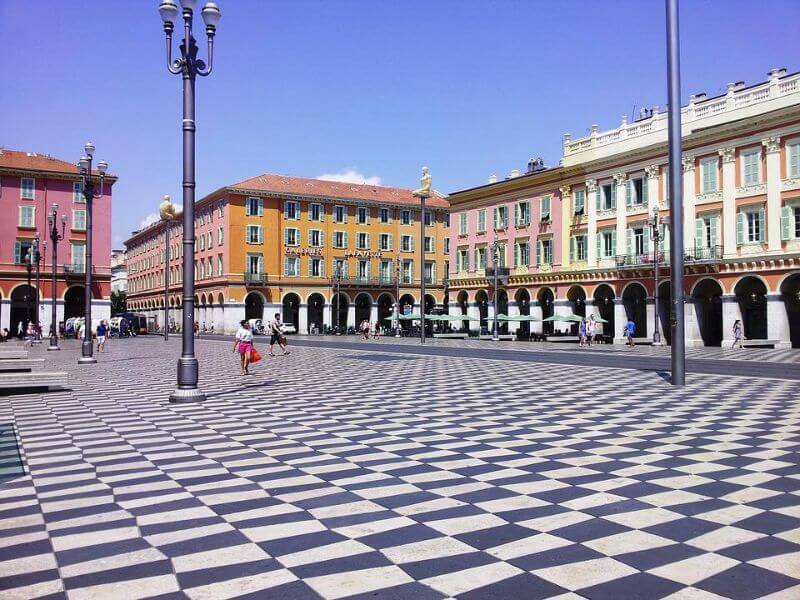Área central de Nice, na Riviera Francesa, com chão quadriculado e várias construções no estilo europeu